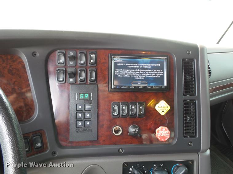 image for item DD1513 2007 Freightliner Business Class M2 Summit Hauler Crew Cab flatbed truck