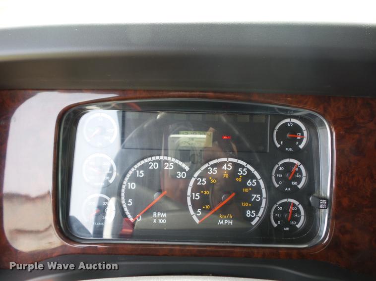 image for item DD1513 2007 Freightliner Business Class M2 Summit Hauler Crew Cab flatbed truck