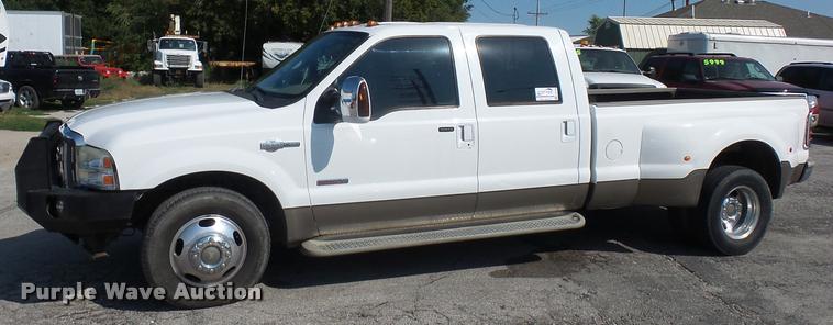 image for item DD1529 2005 Ford F350 King Ranch Crew Cab pickup truck