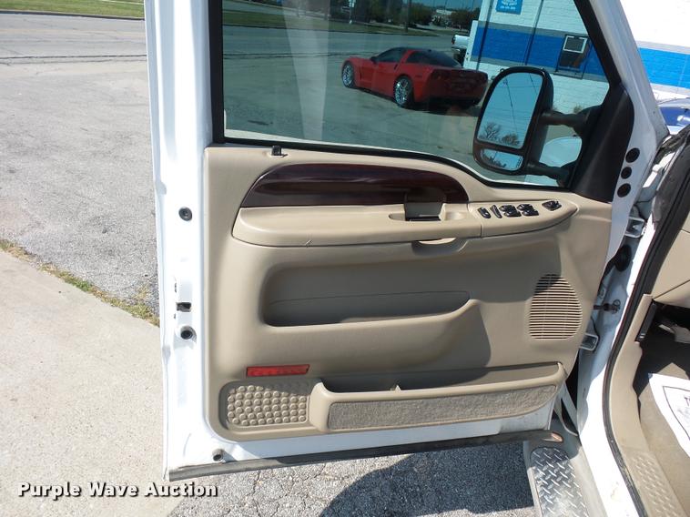 image for item DD1529 2005 Ford F350 King Ranch Crew Cab pickup truck