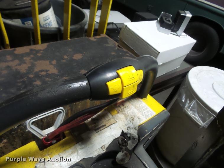 image for item DP9200 Hyster pallet jack
