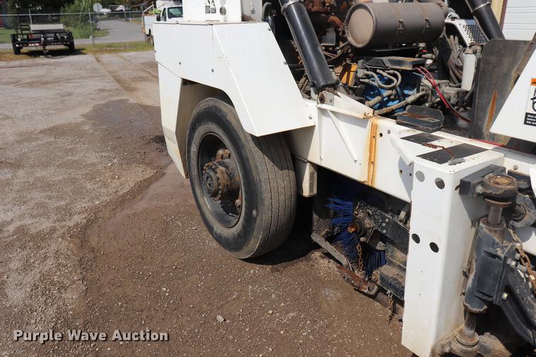 image for item ED9515 2002 Johnston 3000 street sweeper