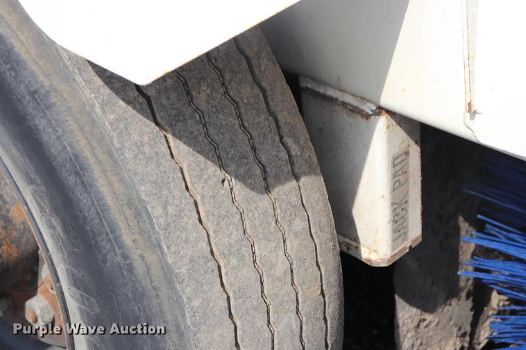 image for item ED9515 2002 Johnston 3000 street sweeper