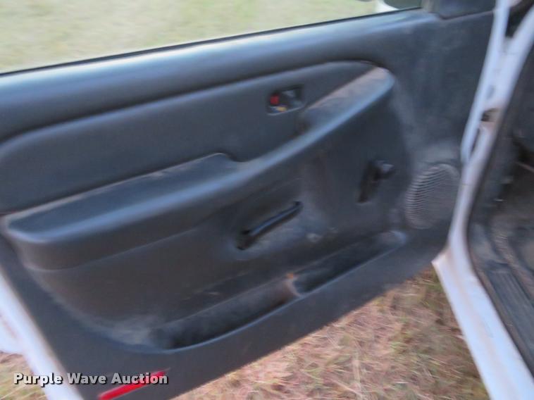 image for item L2259 2005 Chevrolet Silverado 1500 Ext. Cab pickup truck