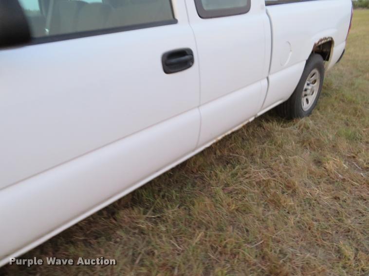 image for item L2259 2005 Chevrolet Silverado 1500 Ext. Cab pickup truck