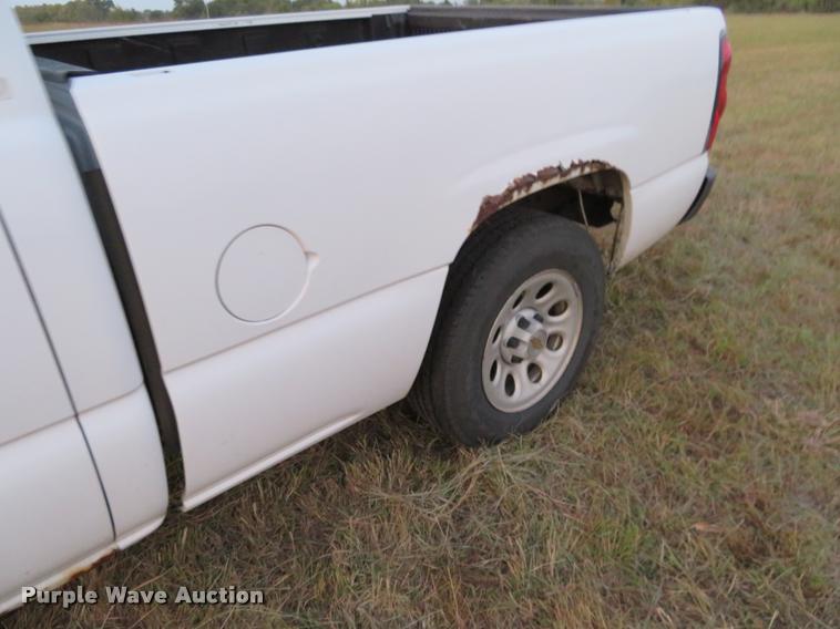 image for item L2259 2005 Chevrolet Silverado 1500 Ext. Cab pickup truck
