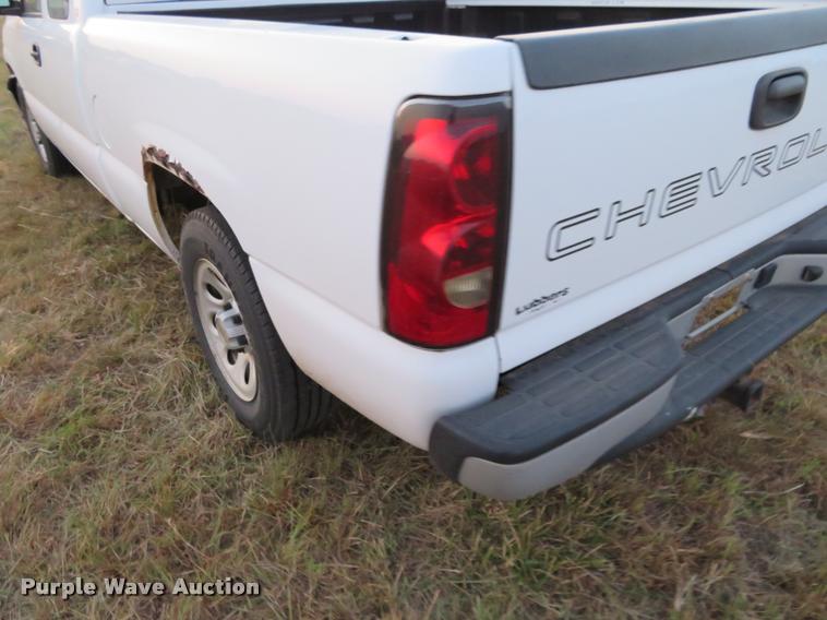 image for item L2259 2005 Chevrolet Silverado 1500 Ext. Cab pickup truck
