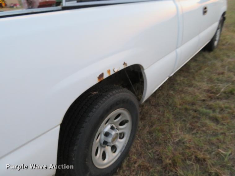 image for item L2259 2005 Chevrolet Silverado 1500 Ext. Cab pickup truck