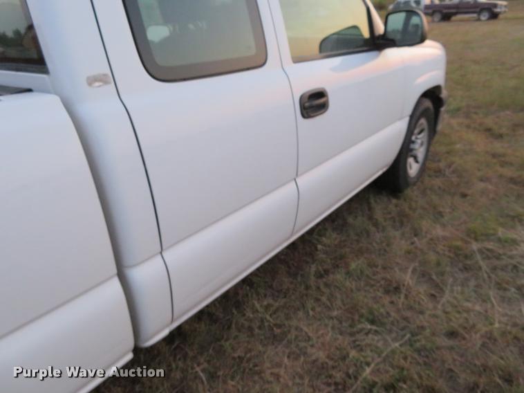 image for item L2259 2005 Chevrolet Silverado 1500 Ext. Cab pickup truck