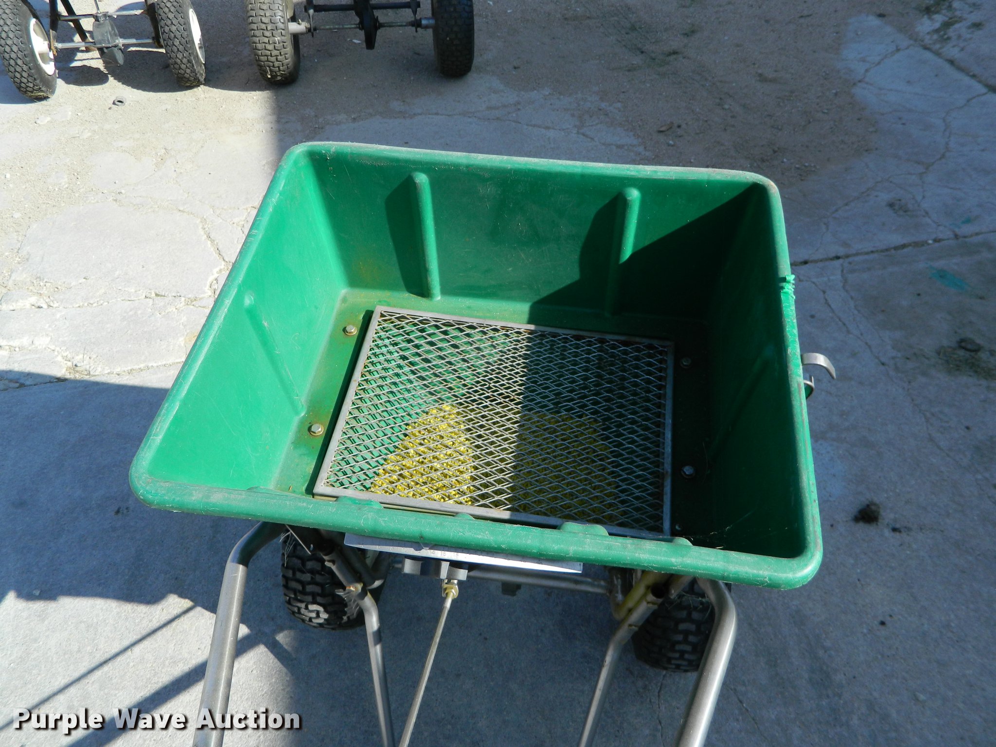 Lesco spreader applicator in Ellsworth, KS Item DE9904 sold Purple Wave