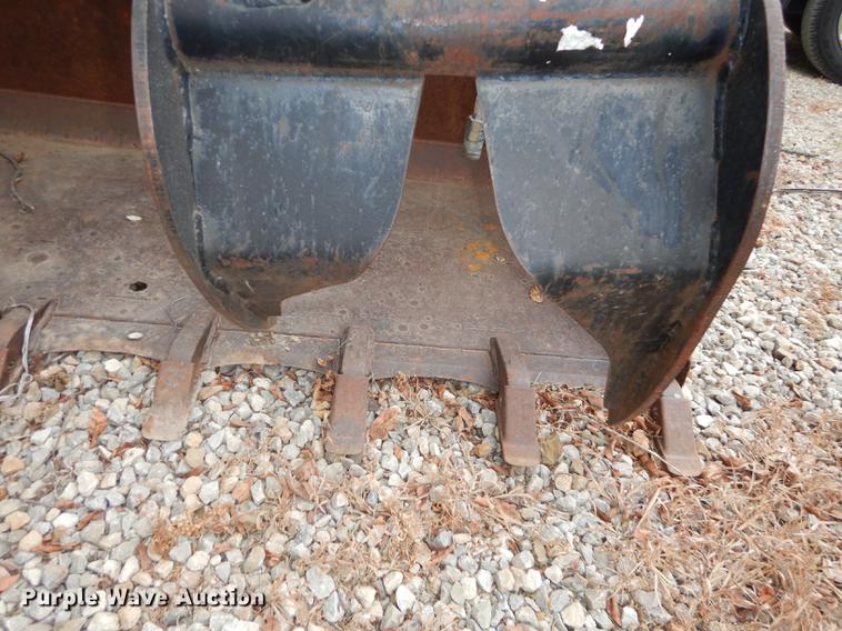 image for item BY9959 Melroe low profile skid steer grapple bucket