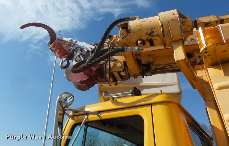 image for item DA9425 1992 International 4900 bucket truck