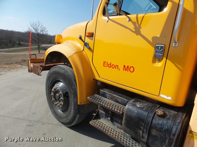 image for item DA9425 1992 International 4900 bucket truck