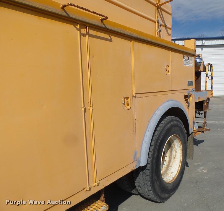 image for item DA9425 1992 International 4900 bucket truck