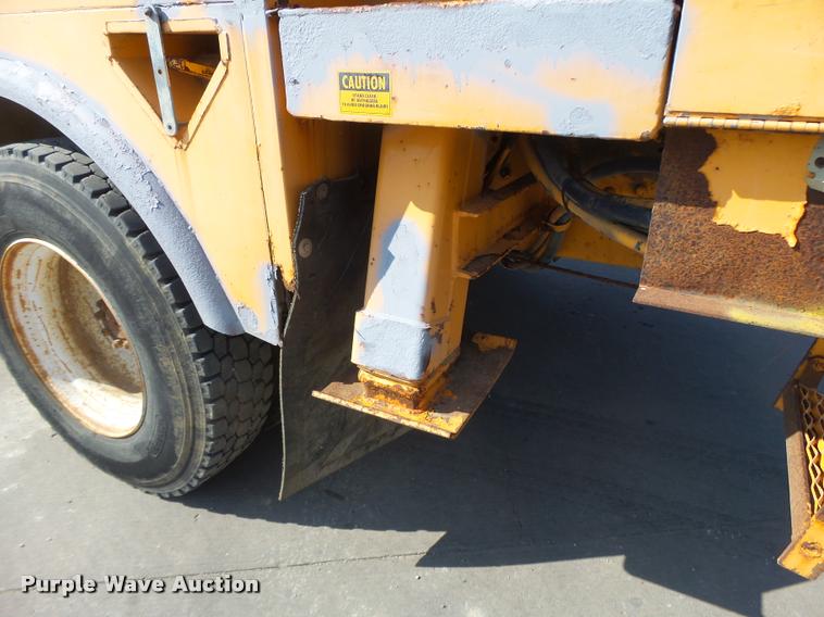 image for item DA9425 1992 International 4900 bucket truck