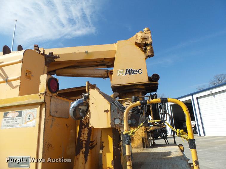 image for item DA9425 1992 International 4900 bucket truck