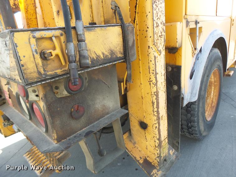 image for item DA9425 1992 International 4900 bucket truck