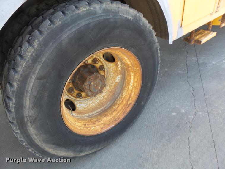 image for item DA9425 1992 International 4900 bucket truck