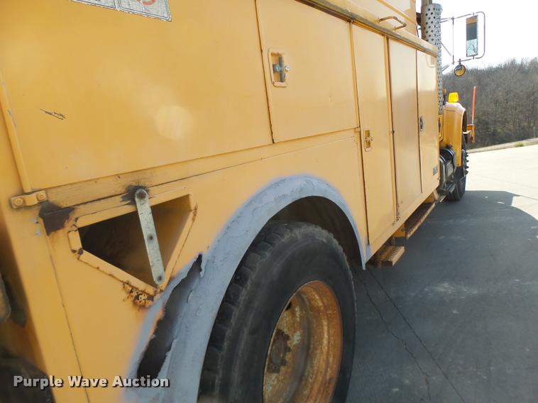 image for item DA9425 1992 International 4900 bucket truck