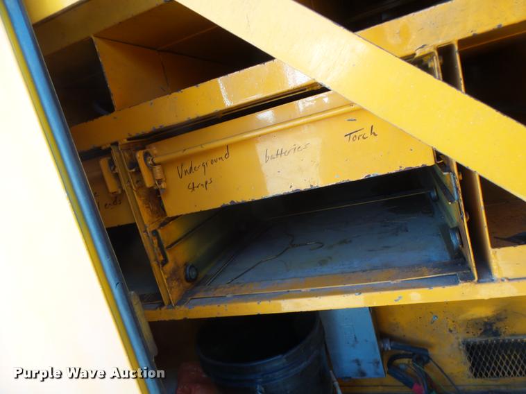 image for item DA9425 1992 International 4900 bucket truck