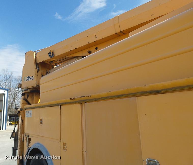 image for item DA9425 1992 International 4900 bucket truck