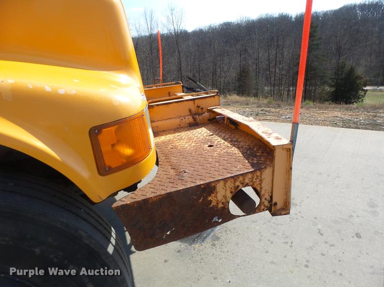 image for item DA9425 1992 International 4900 bucket truck