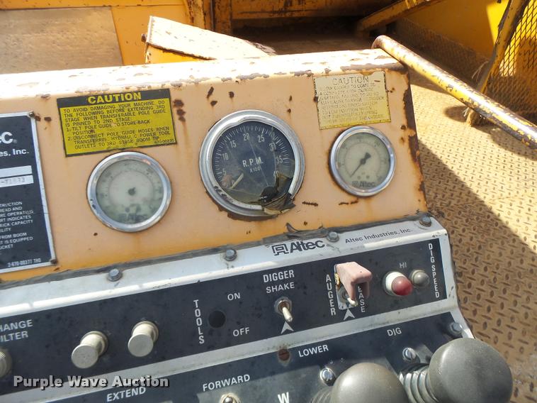 image for item DA9425 1992 International 4900 bucket truck