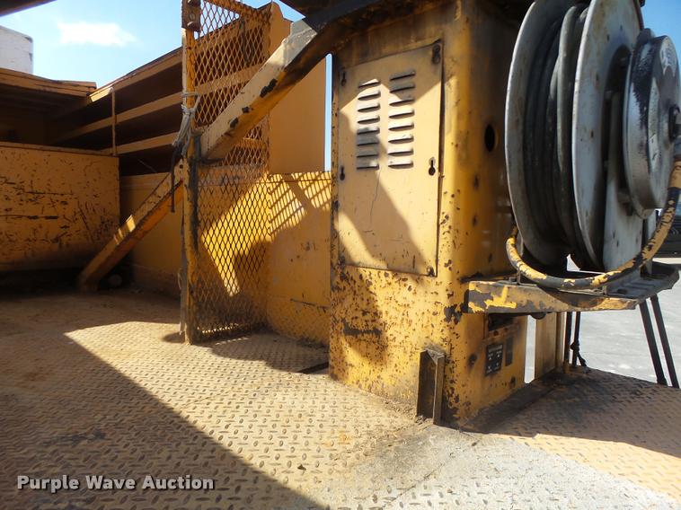 image for item DA9425 1992 International 4900 bucket truck