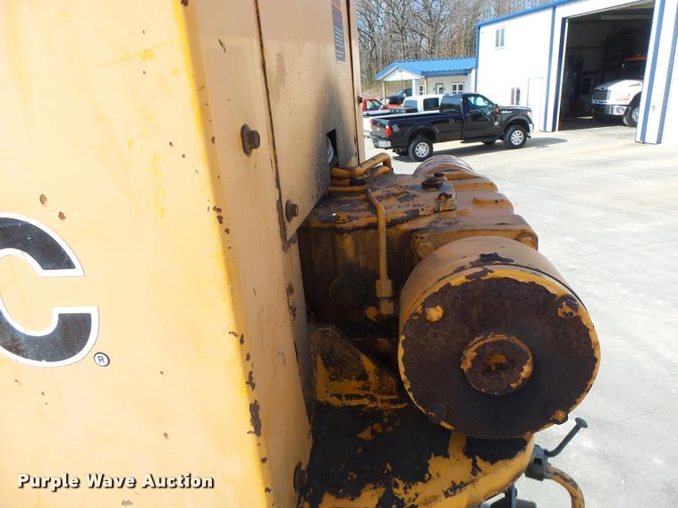 image for item DA9425 1992 International 4900 bucket truck