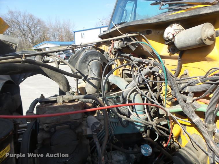 image for item DA9425 1992 International 4900 bucket truck