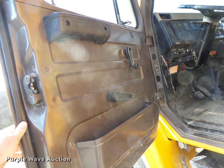 image for item DA9425 1992 International 4900 bucket truck