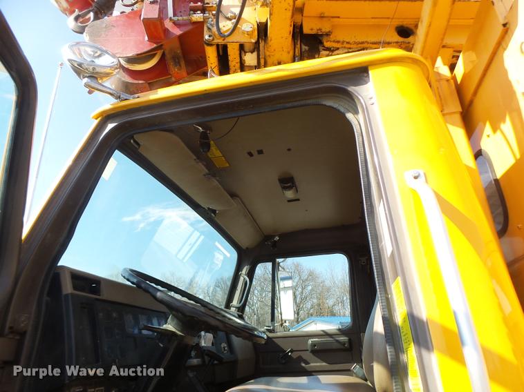 image for item DA9425 1992 International 4900 bucket truck