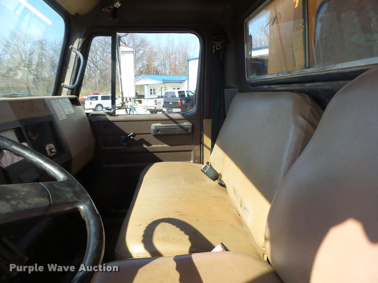 image for item DA9425 1992 International 4900 bucket truck