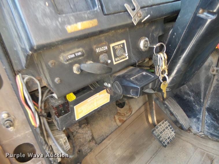 image for item DA9425 1992 International 4900 bucket truck