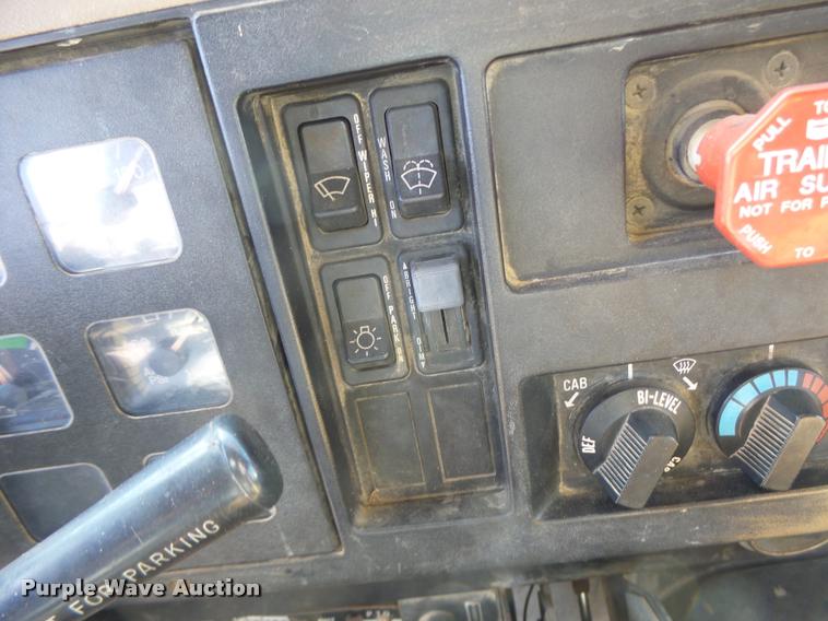 image for item DA9425 1992 International 4900 bucket truck