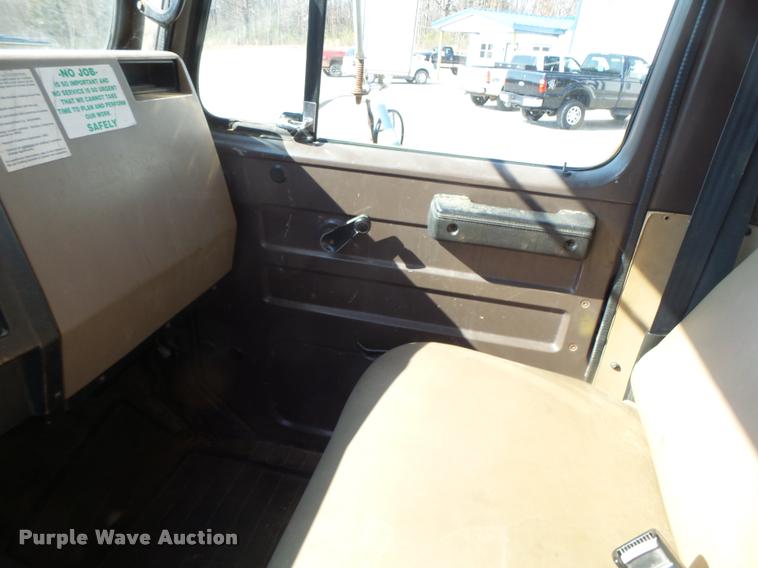 image for item DA9425 1992 International 4900 bucket truck