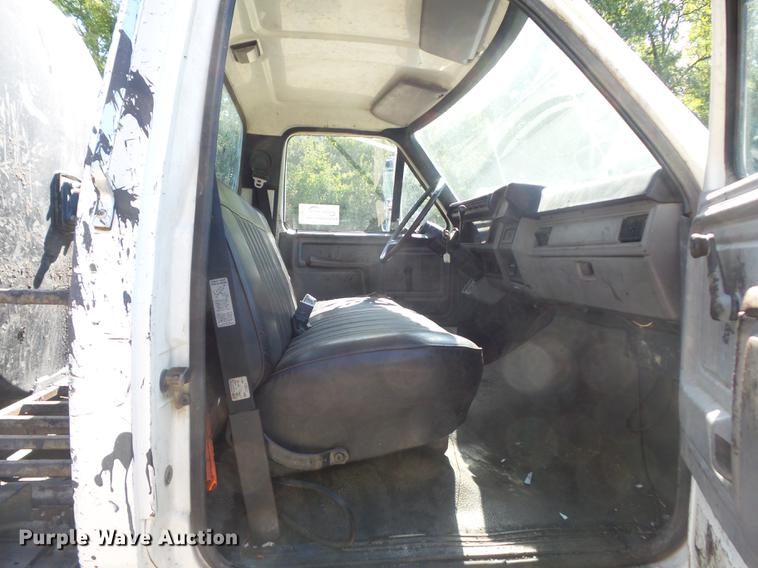 image for item DB6440 1995 Ford F700 oil distribution truck