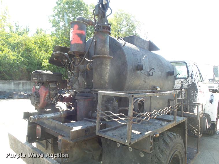image for item DB6440 1995 Ford F700 oil distribution truck