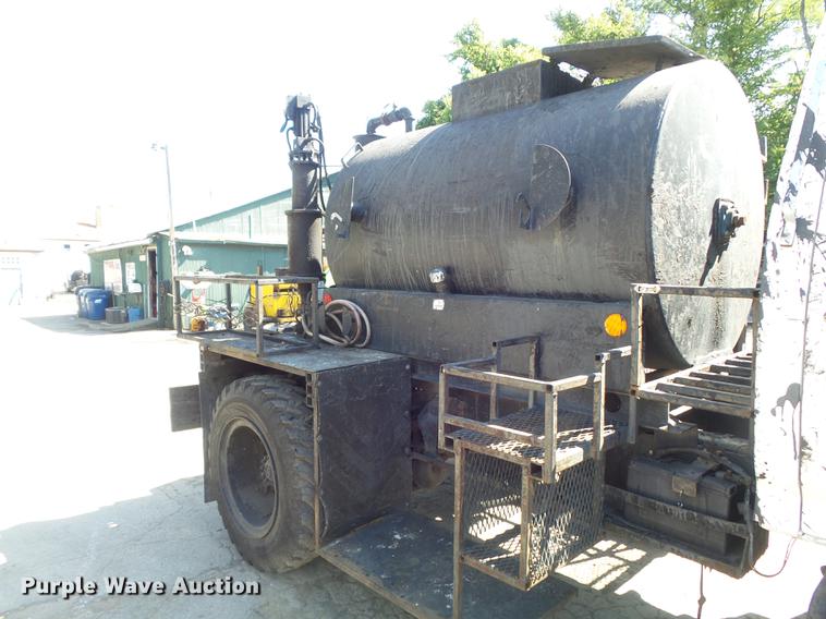 image for item DB6440 1995 Ford F700 oil distribution truck