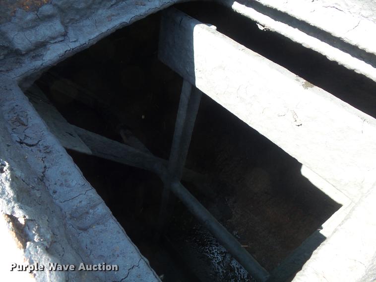 image for item DB6440 1995 Ford F700 oil distribution truck