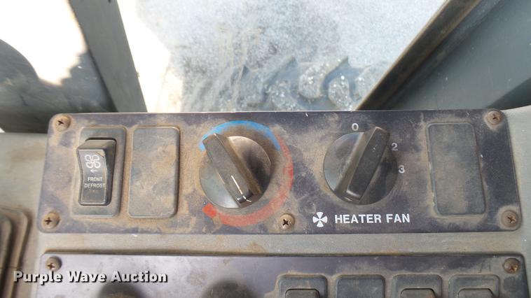 image for item DC1757 1997 Champion 710A Series V motor grader