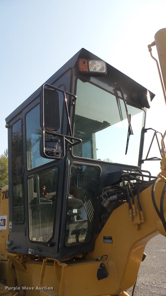 image for item DC1757 1997 Champion 710A Series V motor grader