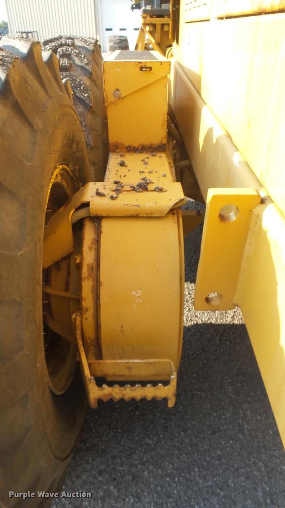 image for item DC1757 1997 Champion 710A Series V motor grader
