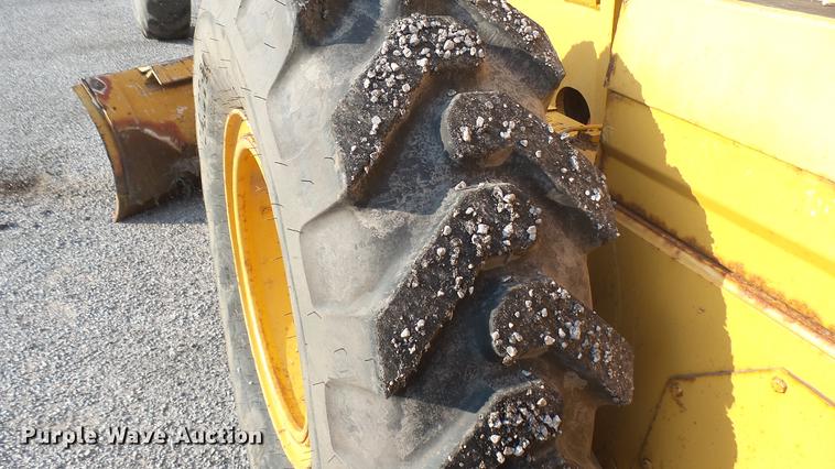 image for item DC1757 1997 Champion 710A Series V motor grader