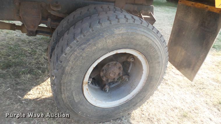 image for item DC1765 1998 Ford F800 dump truck