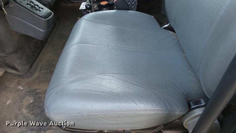 image for item DC1766 2006 International 7400 dump truck