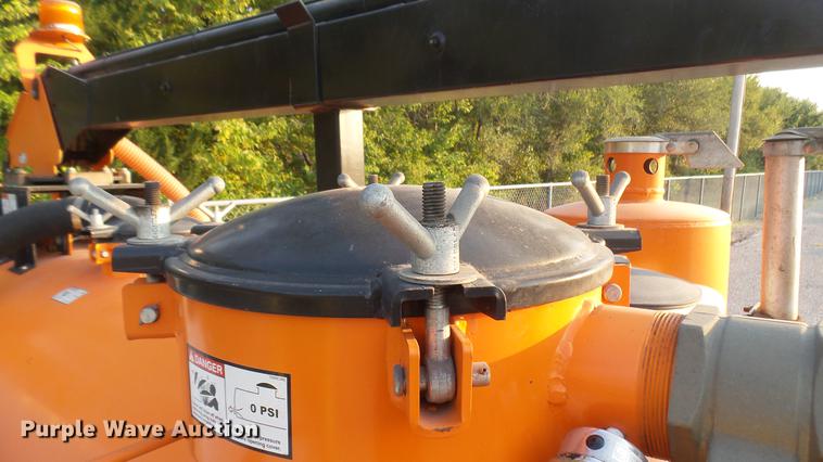 image for item DC1767 2007 Ring-o-matic 550 High CFM vacuum excavator trailer