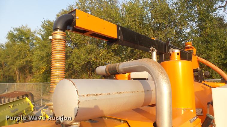 image for item DC1767 2007 Ring-o-matic 550 High CFM vacuum excavator trailer