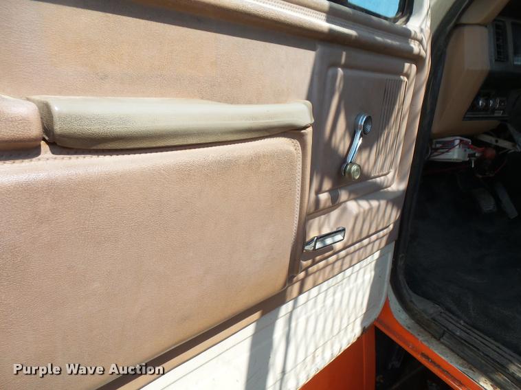 image for item DC5356 1985 Ford F800 bucket truck