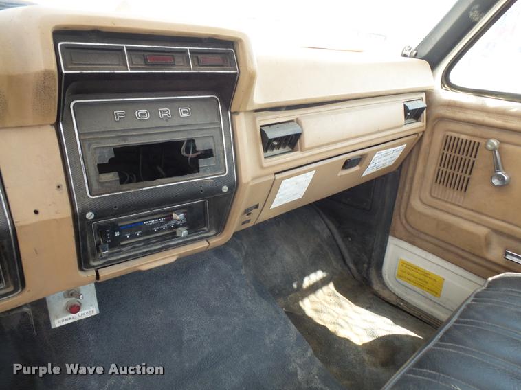 image for item DC5356 1985 Ford F800 bucket truck